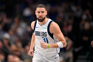 世界杯官方直播链接-连珠炮！克莱外线开火连中2记三分 帮助独行侠迅速迫近比分